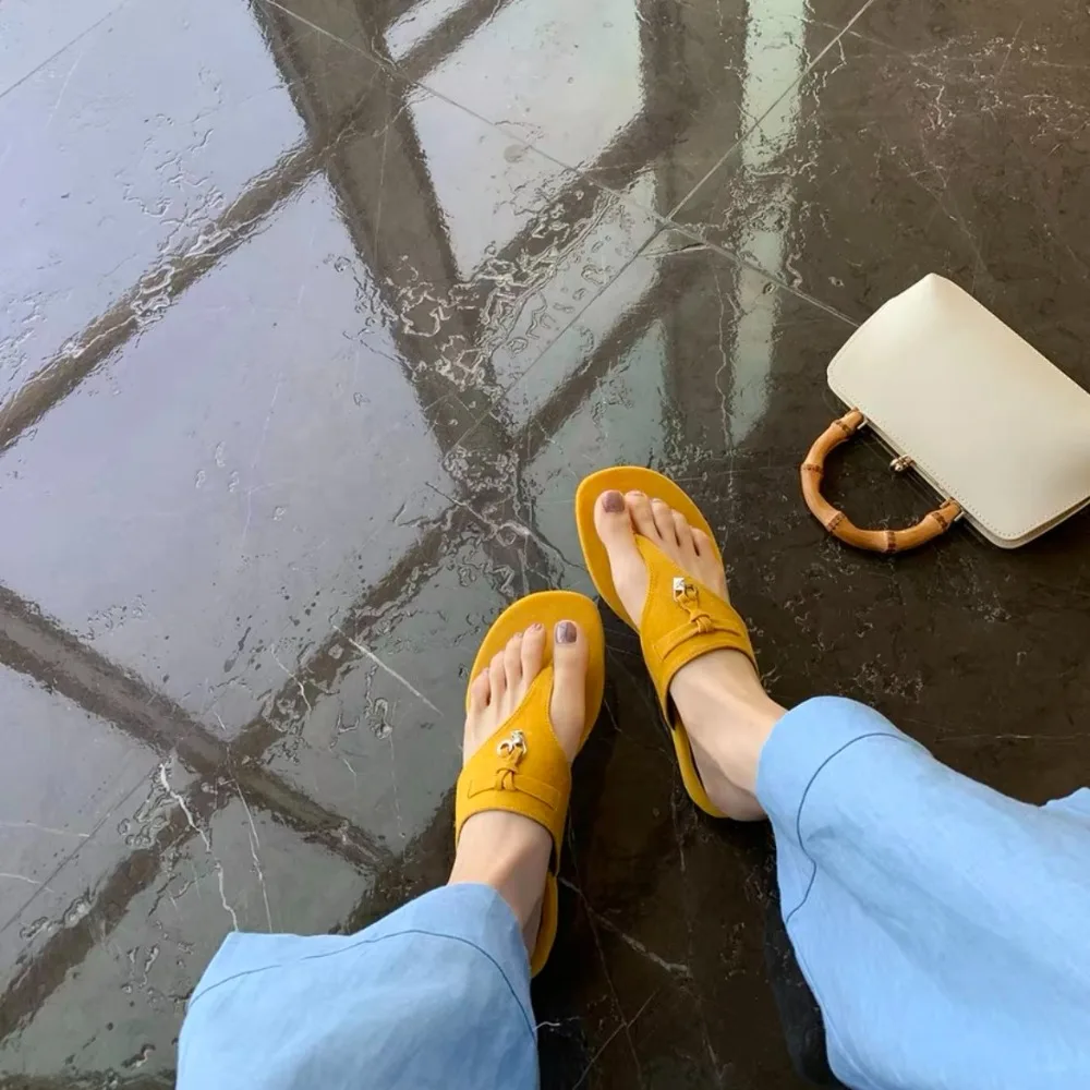 موضة مشبك معدني شرابة تو كليب النعال النساء الصنادل الصيف نعال مسطحة ارتداء خارج أحذية الشاطئ عادية الإناث