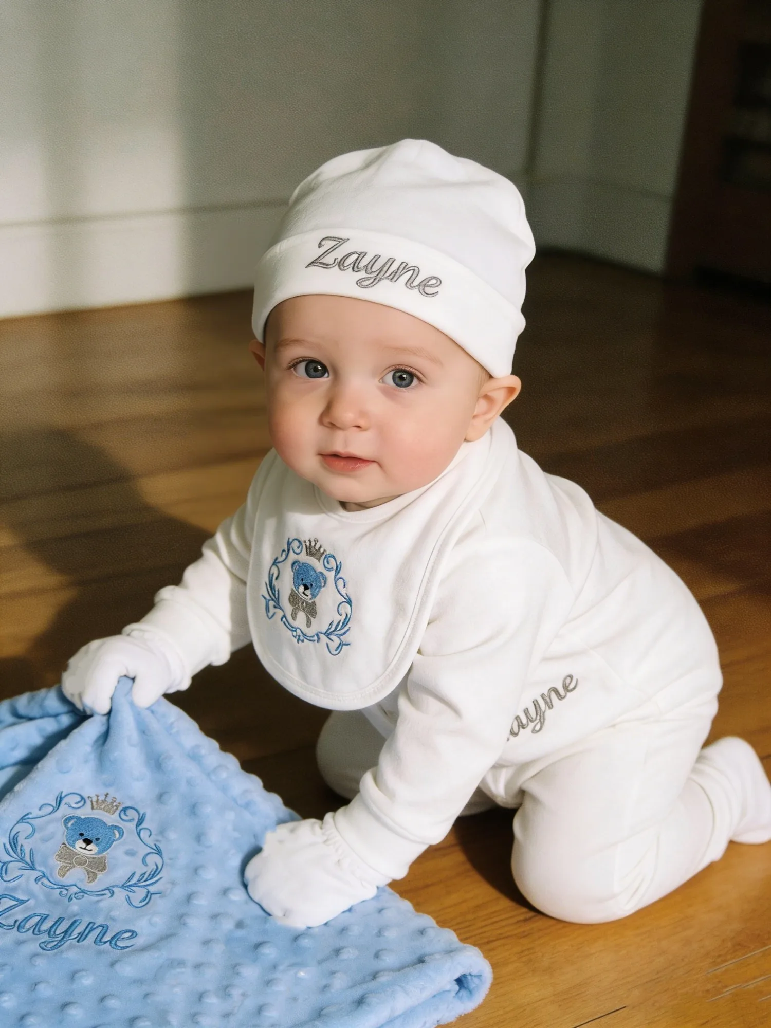 adorable-ensemble-teddy-blanc-et-bleu-pour-bebe-garcon-broderie-de-nom-et-couverture-ideal-pour-le-bapteme-et-les-cadeaux