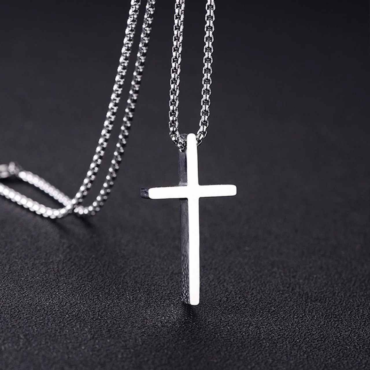 Collier avec pendentif en forme de croix en acier inoxydable pour hommes, chaîne minimaliste de couleur or ou argent, colliers de prière pour femmes, colliers ras-du-cou, bijoux à la mode.