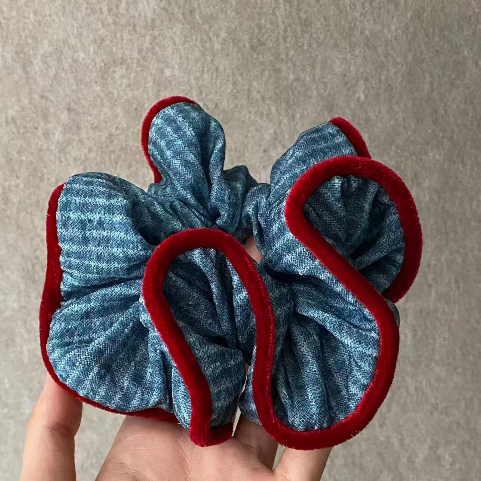 1 STÜCK Denim Red Trim Scrunchie-Retro Kontrastfarbe Haarschmuck, Haargummi aus weichem Denim-Stoff, Band für Damen, Alltagskleidung und Styling