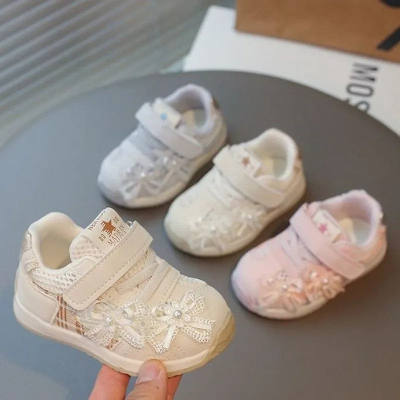 Girls' Soft Soled Walking Shoes 2026 New Edition Kid's Korean Version Soft Soled Lace Bow Hollow Breathable Casual Sports Shoes