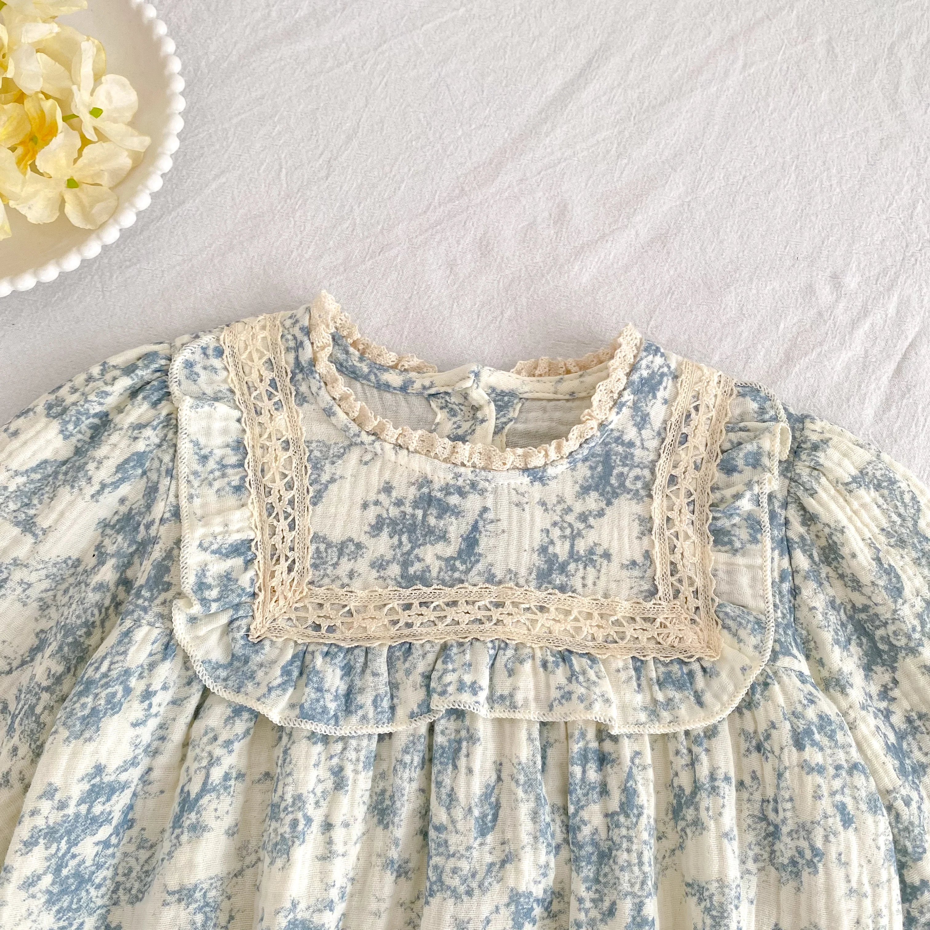 Baby-Strampler mit Blumenmuster, langen Puffärmeln, Spitze, quadratischem Kragen, aus leichtem Stoff, für Neugeborene, Frühling/Herbst, 0-24 Monate. – Detail 7