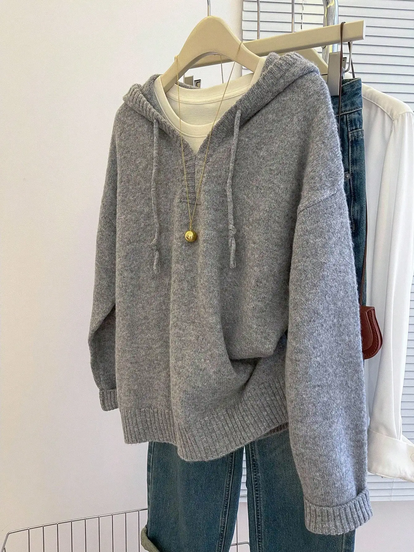 

Женский свободный серый вязаный свитер с капюшоном для повседневной носки осенью и зимой