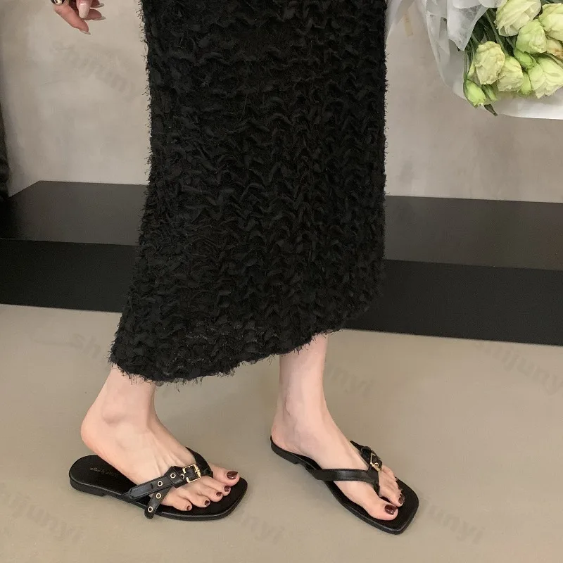 

Женские шлепанцы в стиле ретро во французском стиле с пряжкой на ремне, лето 2022, удобные модные тапочки с открытым носком, пляжные сандалии на плоской подошве