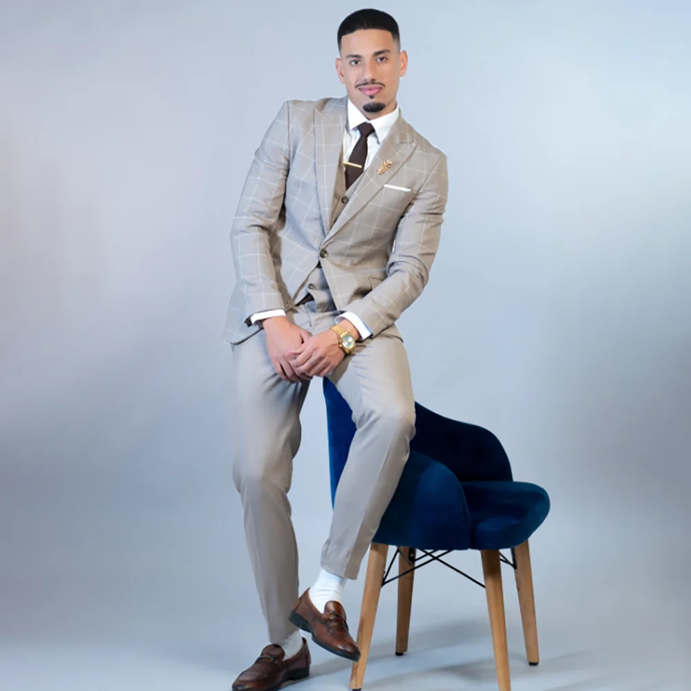 Powerful Men Light Grey Windowpane Plaid 3‑Piece Suit Set Peak Lapel Blazer Vest Trousers Wedding Prom Business Formal Outfit