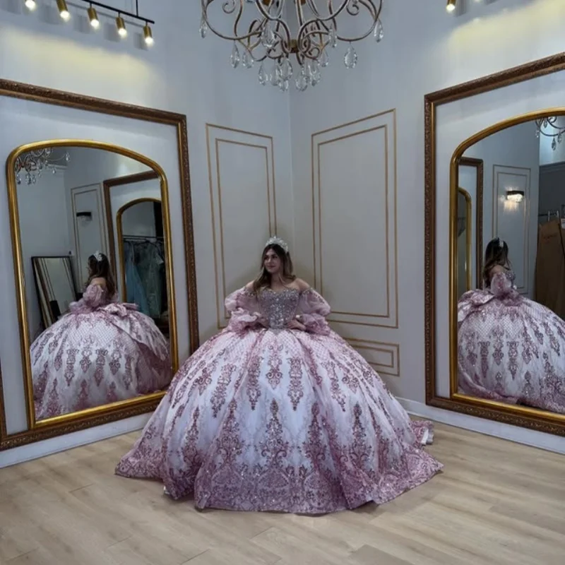 Robe Quinceanera rose brillant, épaules dénudées, dentelle cristal, paillettes, décalcomanie, longue queue, nœud, robes de 15 Quinceanera ﻿ Personnalisé