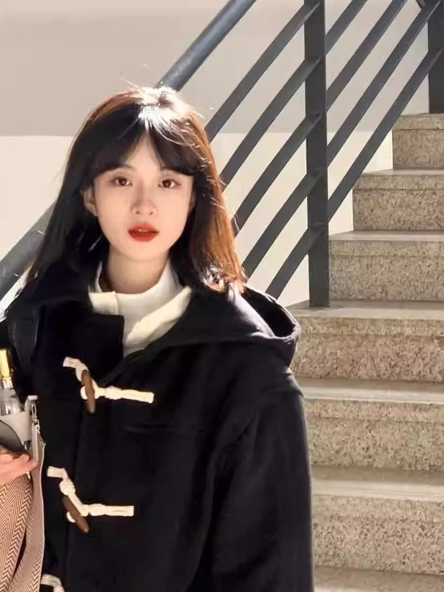 

Women's Thiened Woolen Coat Winter 2025 New Sle Mid-Length Hooded Jaet Bla Horn Button Korean Sle High Waist pe