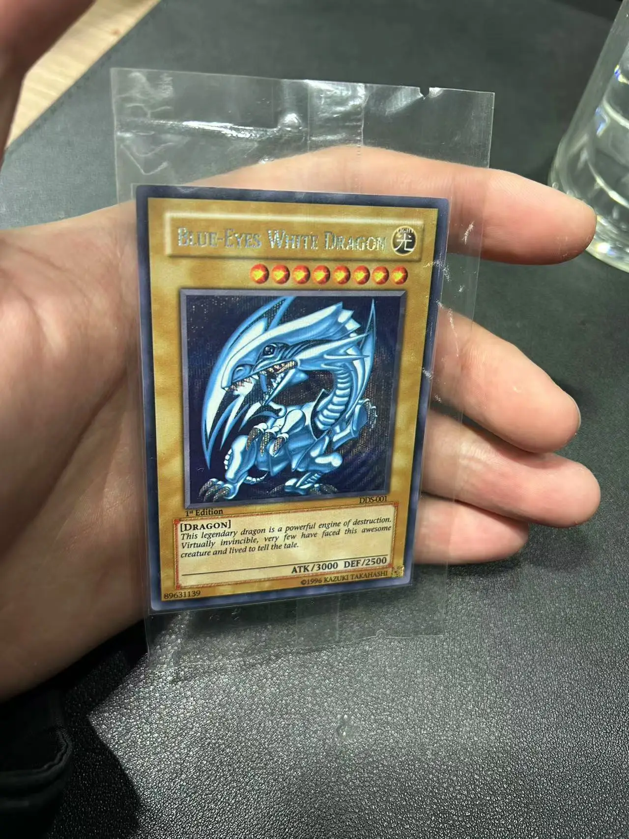 Yu Gi Oh Secret Rare/SER TCG Blue-Eyes White Dragon (الإصدار الأول DDS-001) بطاقة تخصيص المجموعة الإنجليزية (ليست أصلية)