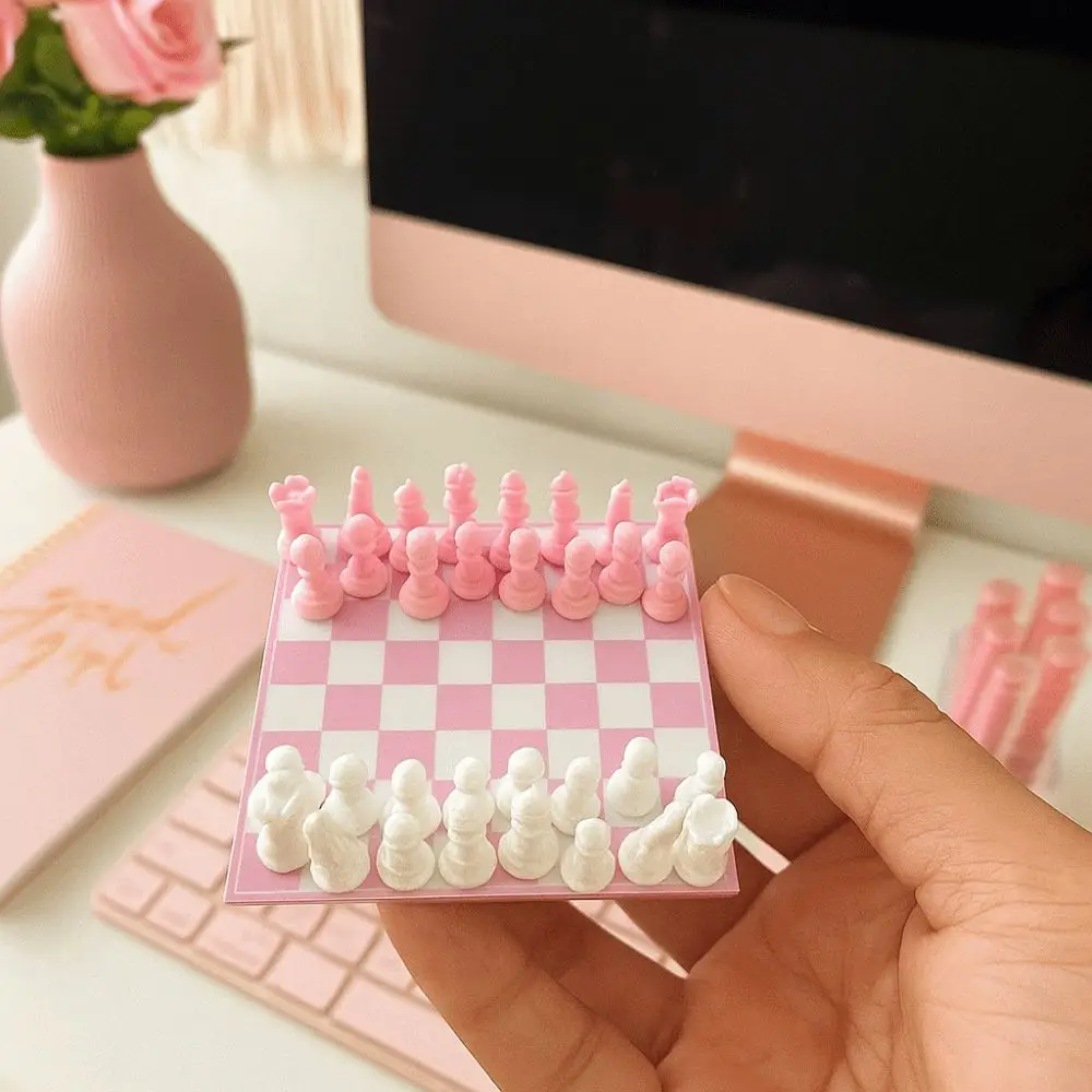 

Chessboard Mini Pocket Size Chess Set 1/12 Scale Handmade International Chess Decorative Design Standard International Chess Set