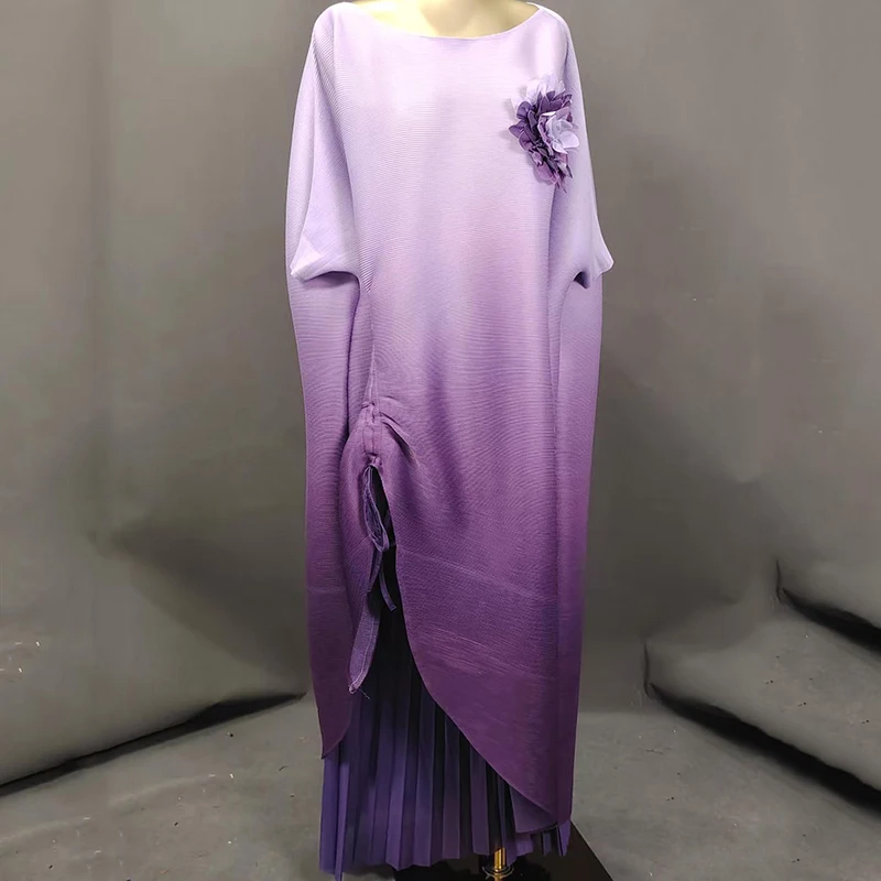 ชุดเซ็ต 2 ชิ้น ดีไซน์จีบพลีท YFPF Miyake สำหรับผู้หญิง ลายไล่สี พร้อมเชือกผูกเอว แต่งลายดอกไม้ 3 มิติ ตัดต่อผ้า ชุดเดรสยาว แฟชั่นฤดูใบไม้ร่วง 2025 เสื้อผ้าใหม่