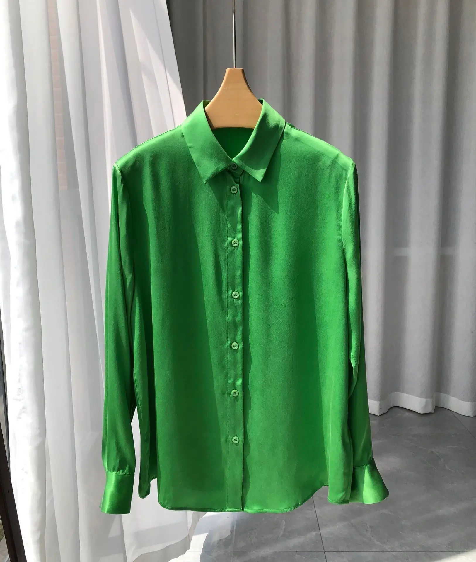 

Green Satin Silk Shirt Retro Charming Niche Design Sand Washed Silk Long-sleeved Shirt 17 Mm Silk Soft, Smooth Delicate