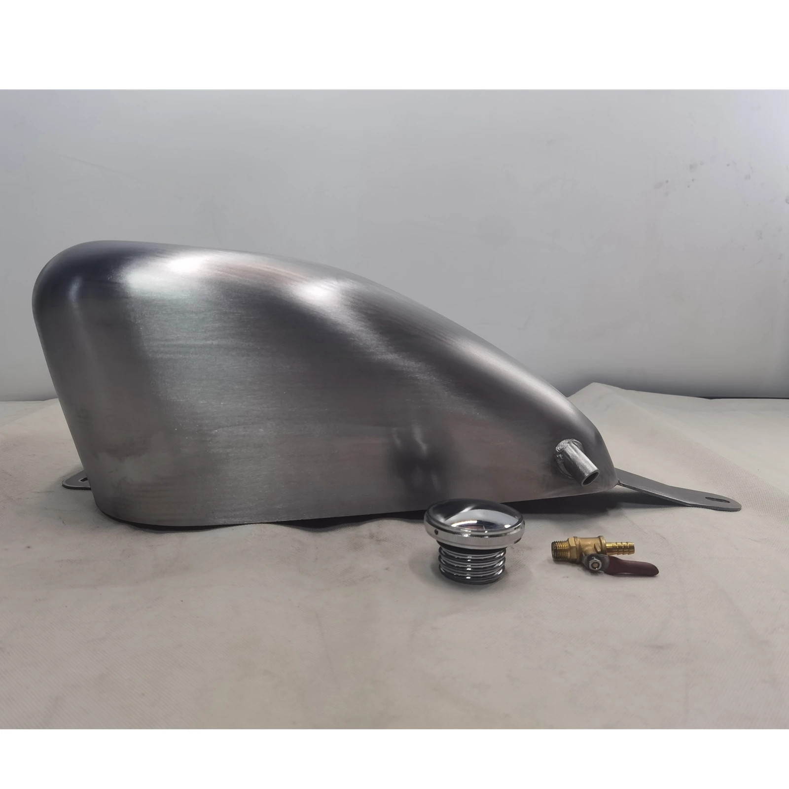 10 L Motorcycle Petrol Gas Fuel Tank For YAMAHA DRAGSTA Vstar 1100 R1100 XVS1100 V-star1100