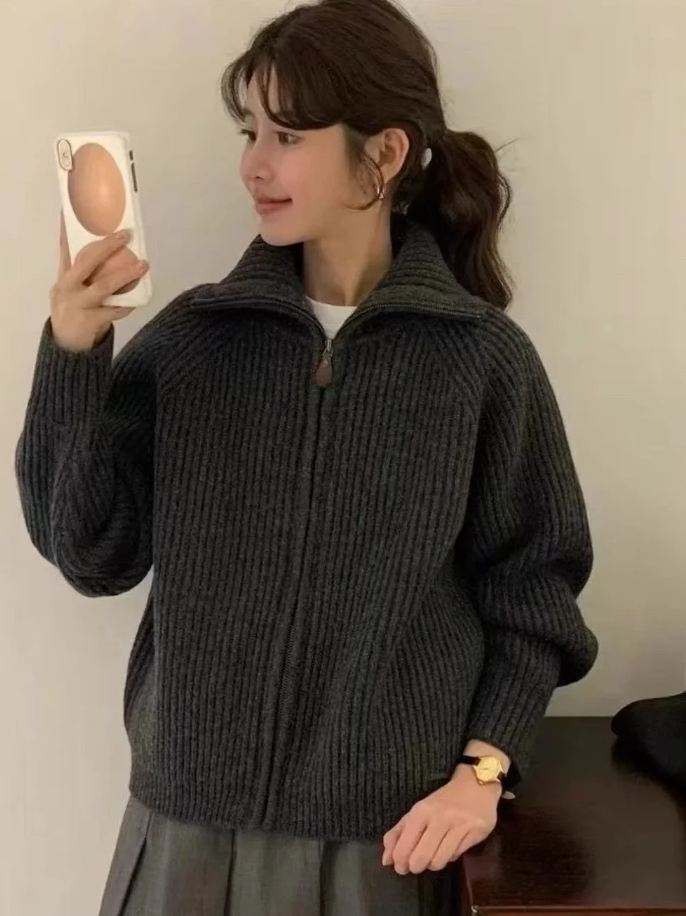 เสื้อสเวตเตอร์หนังหนานุ่มสไตล์เกาหลีย้อนยุค ซิปหน้า คอปกพับได้ สำหรับฤดูใบไม้ร่วงและฤดูหนาว เสื้อถักคุณภาพสูงสำหรับผู้หญิง