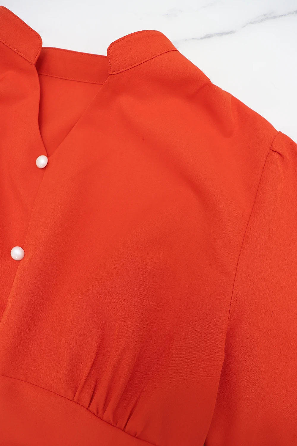 Elegancka sukienka damska w jednolitym kolorze, z długim rękawem, dekoltem w kształcie litery V, dopasowana, o kroju litery A, zapinana na guziki, odpowiednia na wiosnę, lato i jesień.