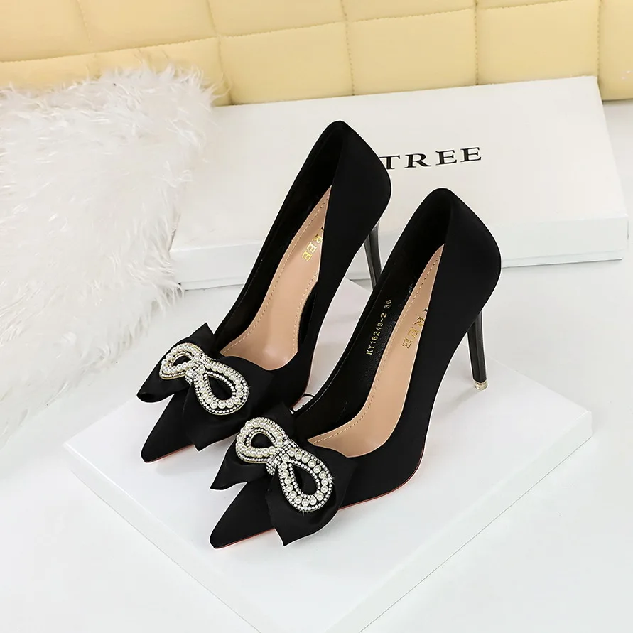 

2024 Banquet High Thin Middle Heels Shallow Mouth Pointed Silk Pearl Diamond Bow Single Ladies Wedding Shoes Women Pumps