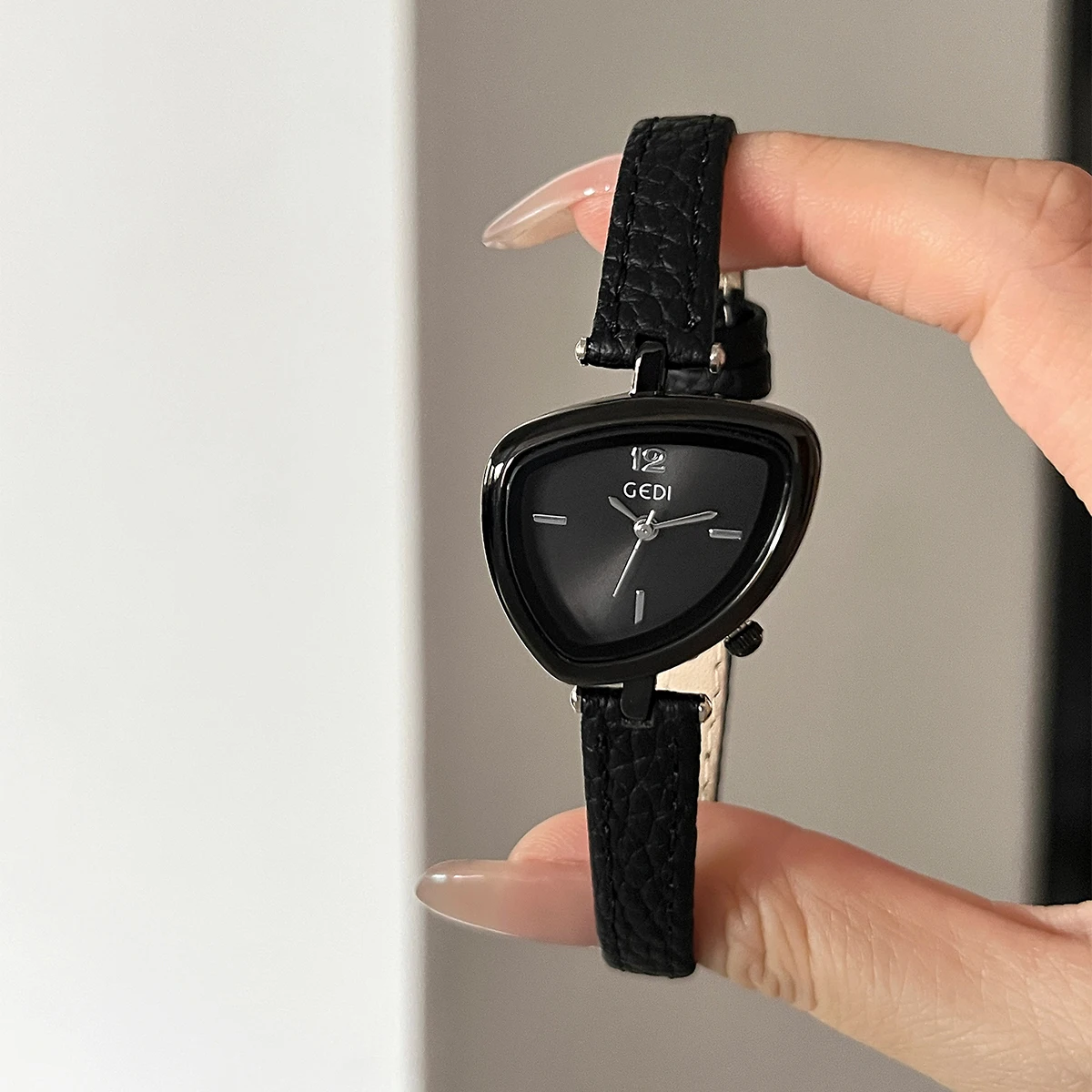 GEDI ヴィンテージウォッチ レザー ライトラグジュアリー シンプル ユニーク 不規則な文字盤 レディースウォッチ エレガント クォーツ 防水 女性用腕時計