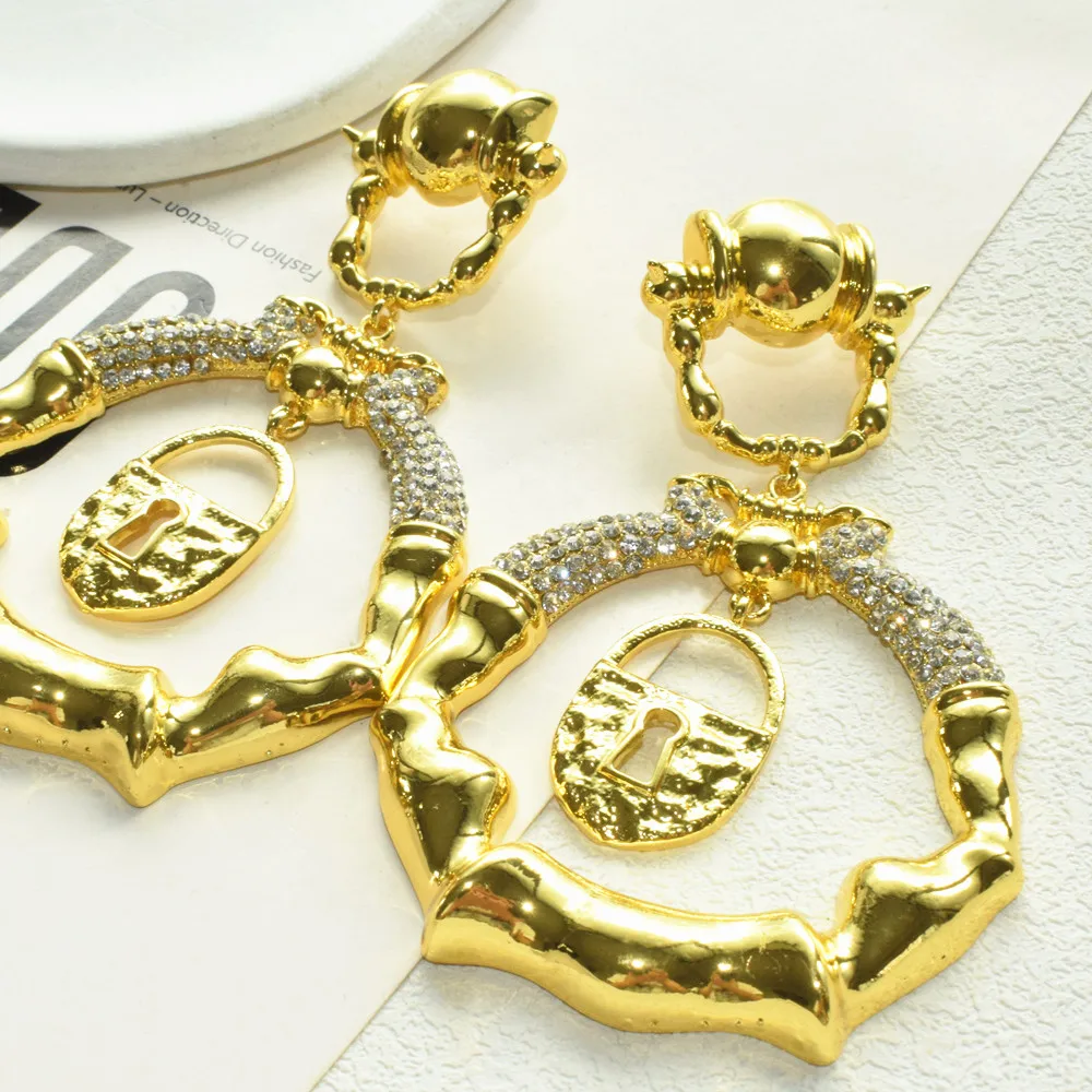 Extravagante Ohrringe mit Metall-Legierungs-Schlossanhänger für Damen, Markenschmuck, Modenschau, Statement-Ohrringe, Accessoires – Detail 7