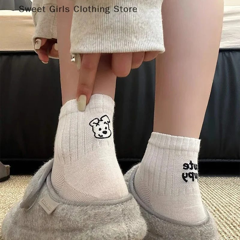 Kaus Kaki Katun Wanita Huruf Anak Anjing Bordir Kartun Kaus Kaki Tabung Tengah Kasual Wanita Nyaman Gaya Jepang