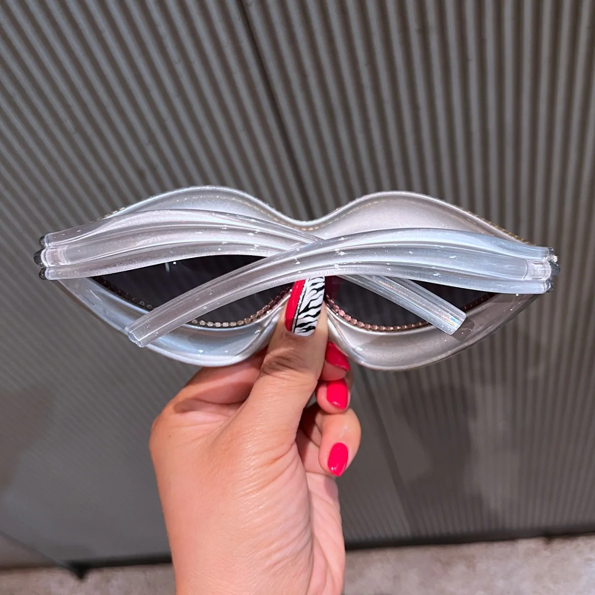 2025 النظارات الشمسية النسائية العصرية نمط إطار كبير المتضخم نظارات فاخرة اللؤلؤ الديكور خمر نظارات Marcas De Lujo المقلدة #4