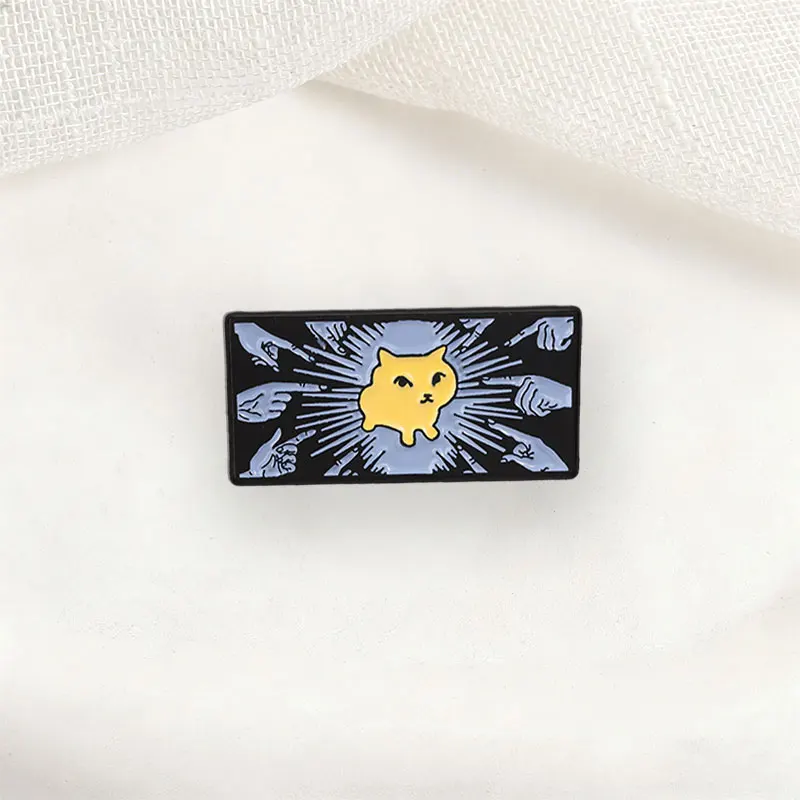 Rechteckiger Rahmen Lustige Anklagespielende Katze Emaille-Pin Virales Meme-Thema Brosche Schwarzer Hintergrund mit Strahlenden Linien Anstecknadel – Detail 6