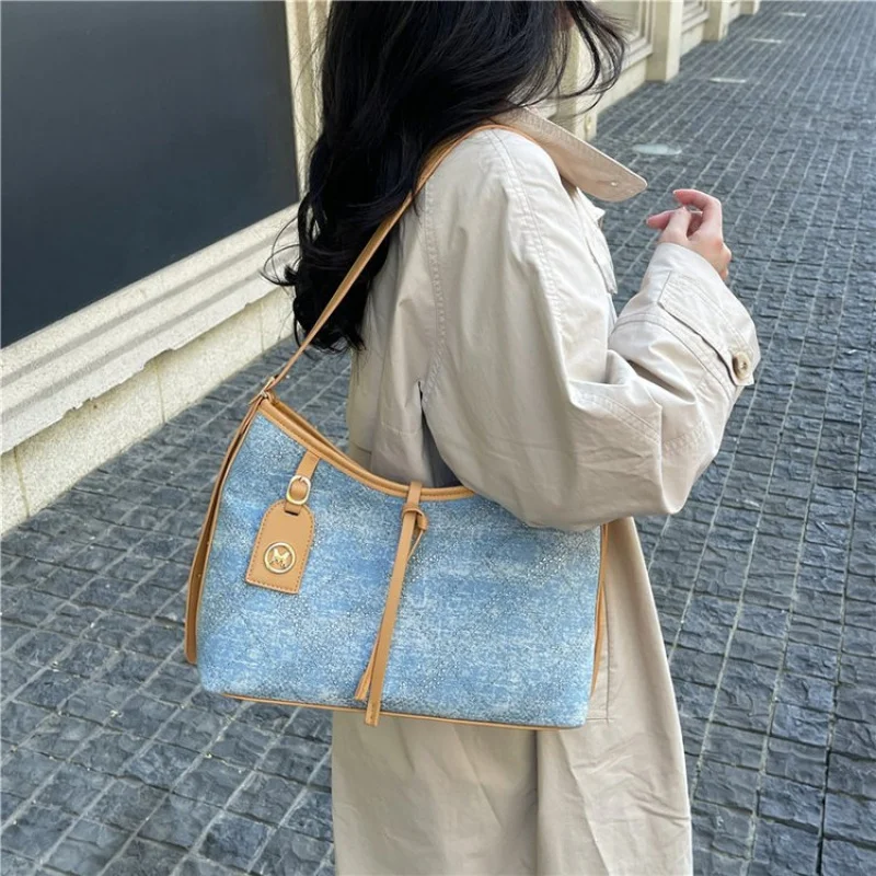 

Elegant Ladies Messenger Bag Made Of Fine Leather Boasting Trendy High-End Look​