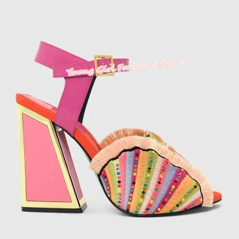 أحذية وردية بأشكال فريدة من نوعها على شكل مروحة مزخرفة بشراشيب صنادل مفتوحة من الأمام بكعب عالٍ غير تقليدي أحذية زفاف ملونة