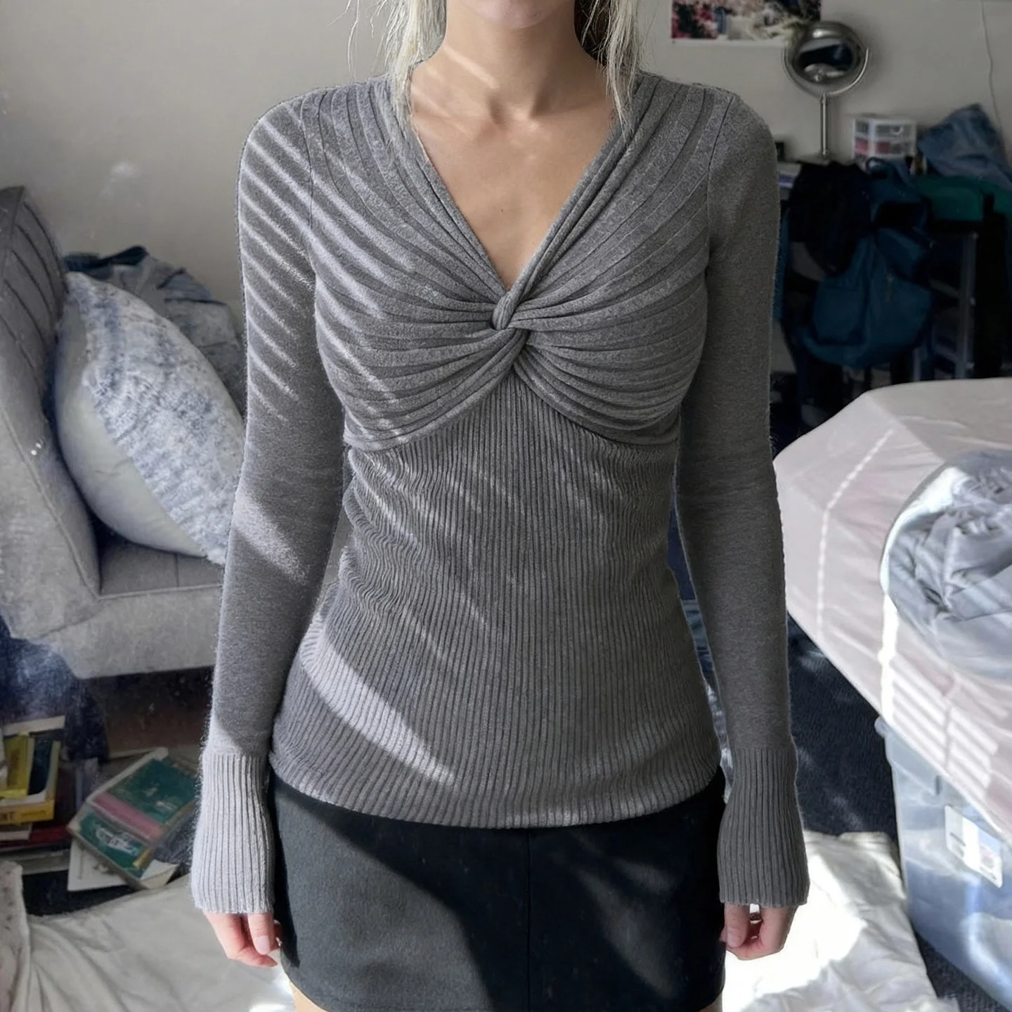 

Europe and the United States simple wind V-neck kink fold design slim bottoming shirt personality retro gray wool top