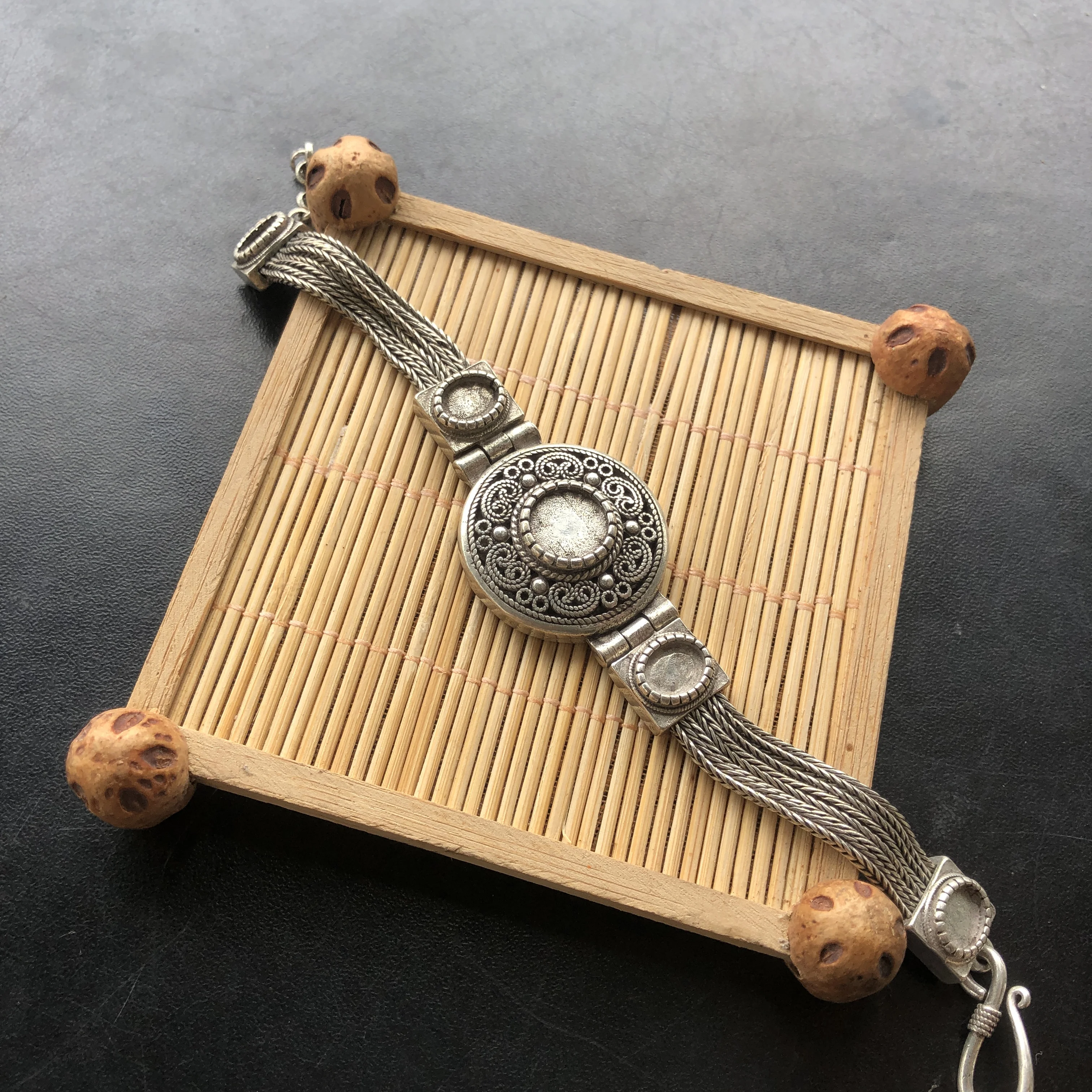 Vintage Filigree Multi‑Strand Chain Bracelet Silver‑Tone Round Ornate Panel Link Bracelet Ethnic Bohemian Women Fashion Jewelry