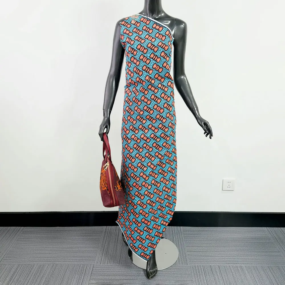 Tkanina Ankara z motywem świątecznym, wzór kokardek, drukowana na wosku Hollandais, do dekoracji wnętrz i rękodzieła.