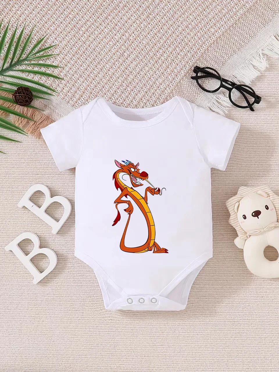 

【Официально авторизовано】 Детский комбинезон-треугольник Disney "Mushu" | Нежная и уютная ткань, графика с изображением дракона Мулан.