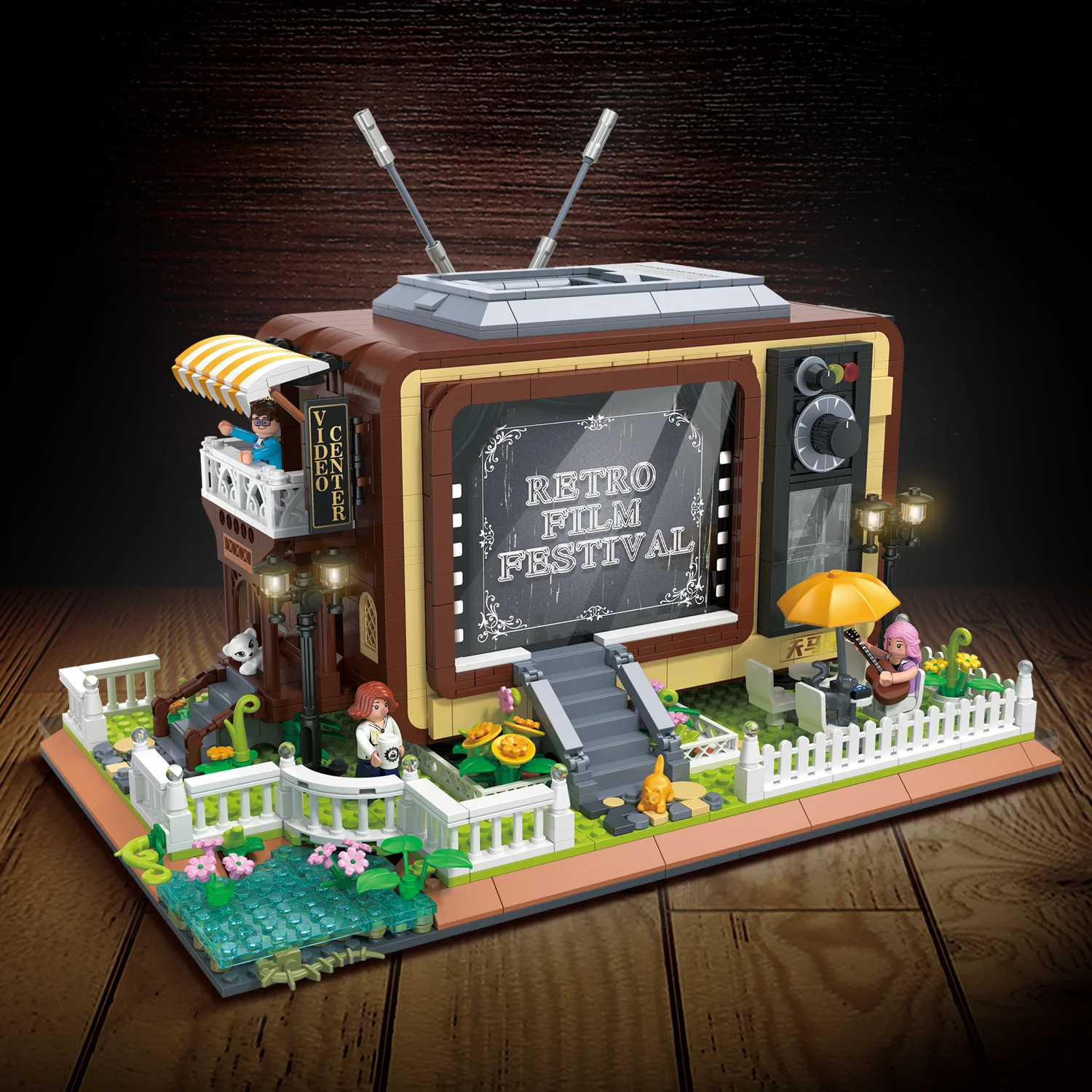 

Street View Film And TV Center Retro TV Set Model Children's Educational Assembly Toy Collectible Miniature 2127pcs NO.6018