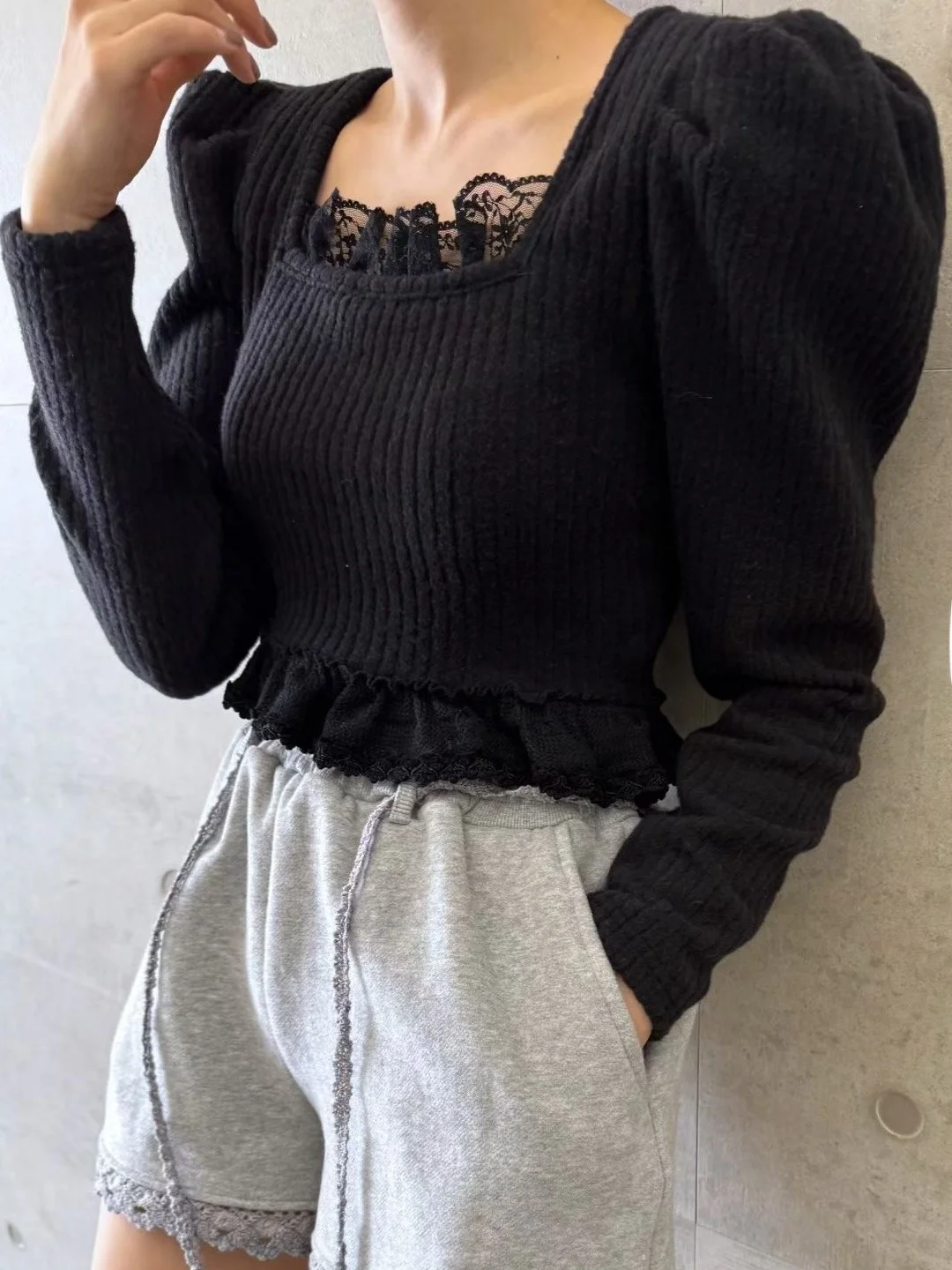 Faionable Lace Splice Long Sve T-shirt da donna Or Design Sense Youthful Colletto quadrato Chic Autunno Versatile Top