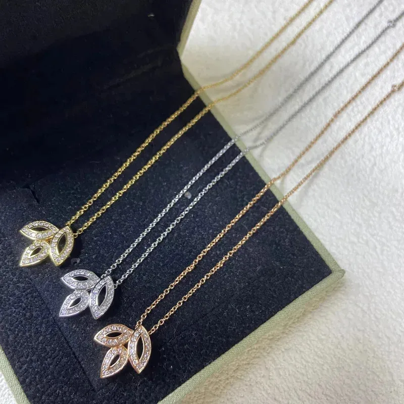 

ROBOTZ New HW diamond-set three-leaf necklace light luxury niche necklace for women's exquisite high-quality jewelry gifts