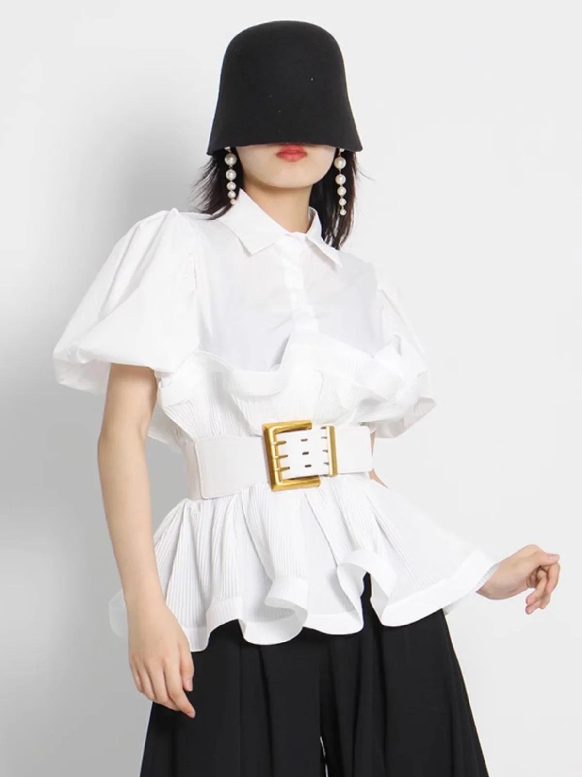 벨트와 짧은 소매가 있는 여름 스타일 여성 셔츠 스탠드 칼라 버블 슬리브 오리지널 디자인 하이 웨이스트 비대칭 밑단