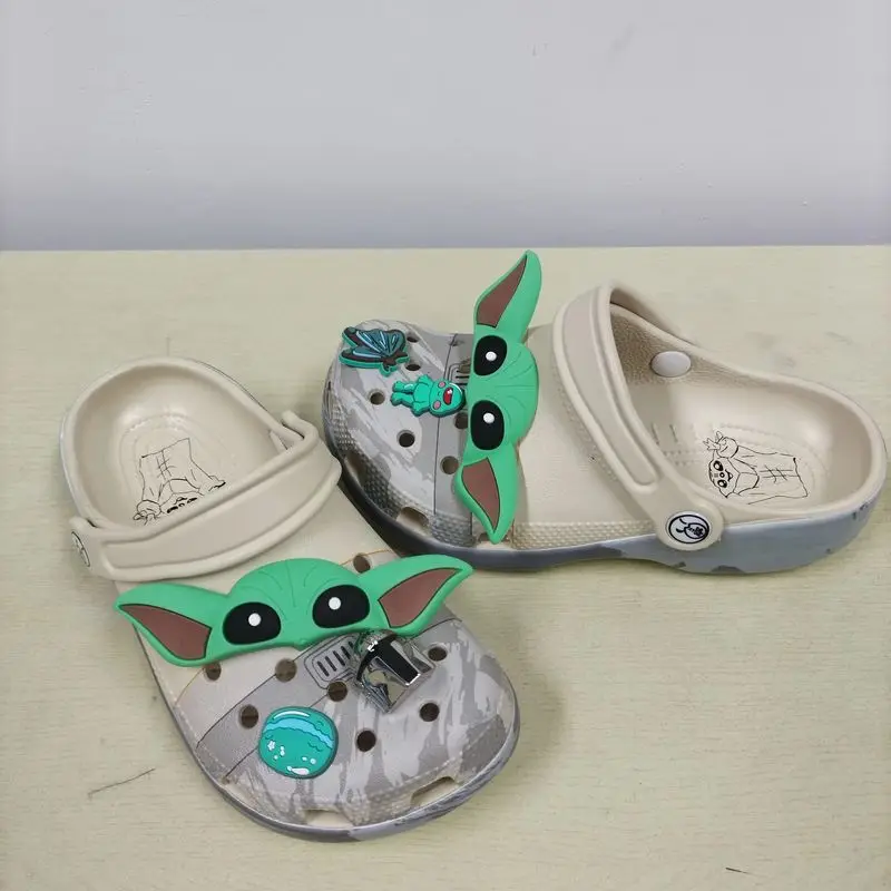 صنادل Yoda Baby Hole Kawaii Eva Anime متوفرة في المخزون شباشب صيفية للبالغين والأطفال هدية أحذية الشاطئ المنزلية