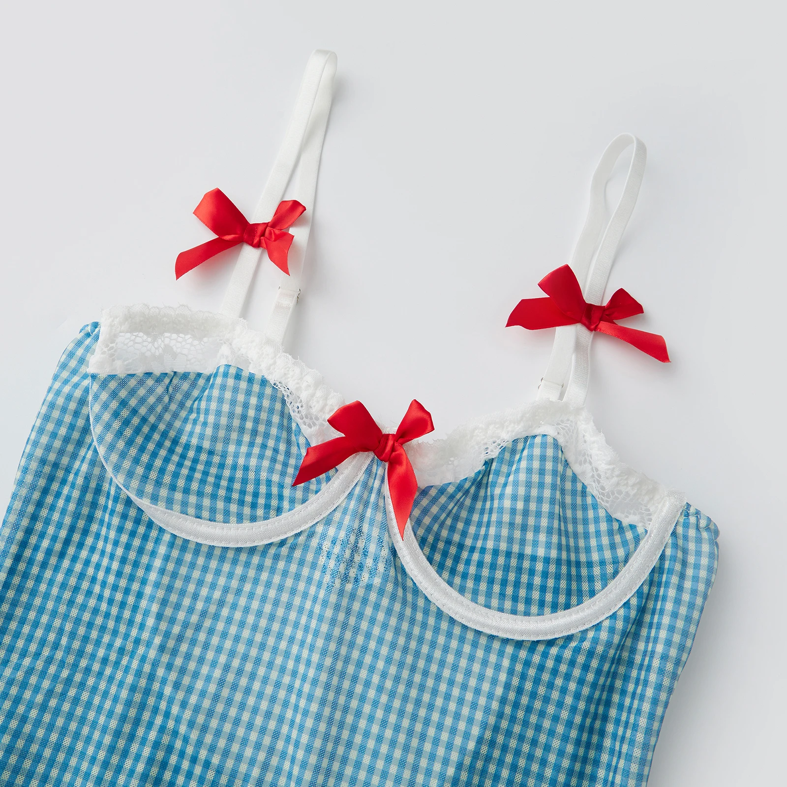 Elegante satijnen chemise-set met kanten rand, geruit patroon, bijpassende schort, chokerslip en beenbretels voor nachtkleding voor dames