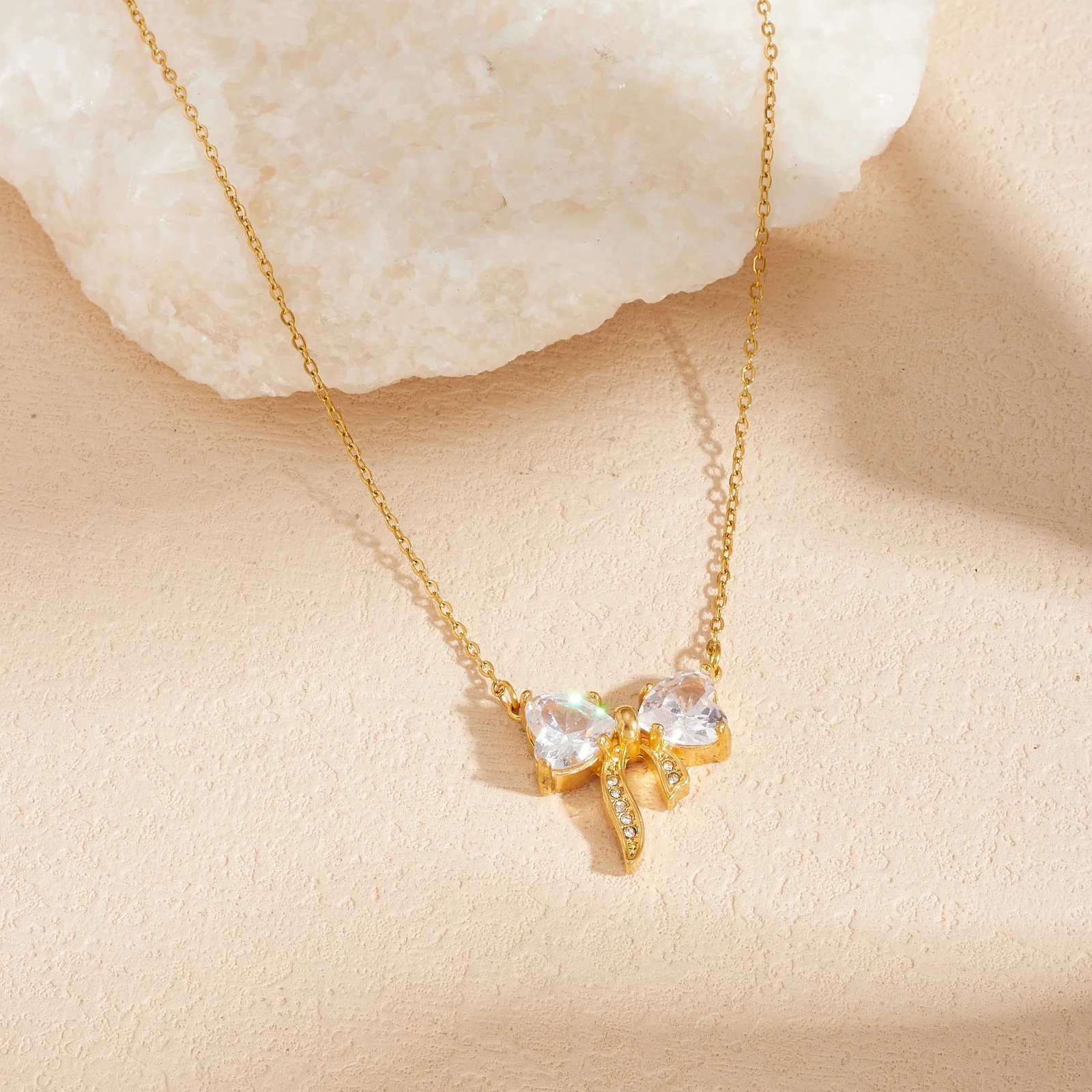 Edelstahl-Halskette mit goldenem Herz-Zirkon-Schleifenanhänger für Damen, funkelnde Kristall-Schleifenkette, Schmuckgeschenk