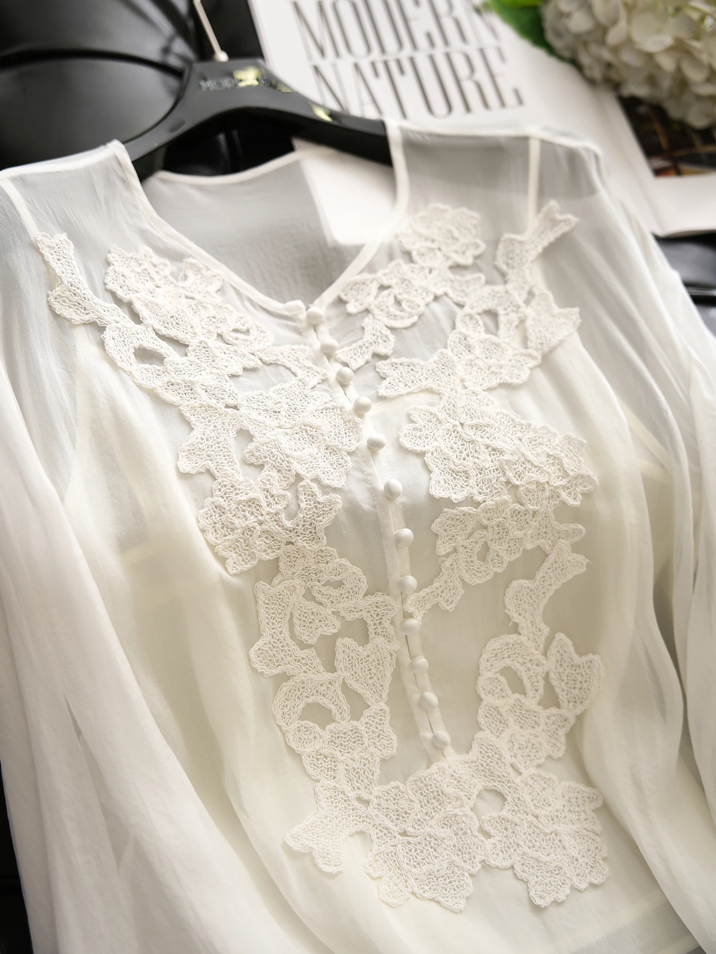 

Женская блузка свободного кроя с вышивкой и кружевом, с эффектом объемной вышивки, расслабляющая, с длинными рукавами, круглым вырезом и пуговицами спереди.