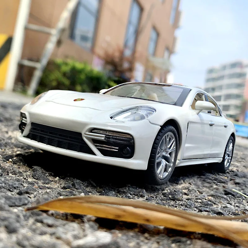 1:24 Porsche Panamera Alloy Model Car Simulation Sound And Light Pull Back Children\'s Diecast Toy Car With 6 Door Can Opend