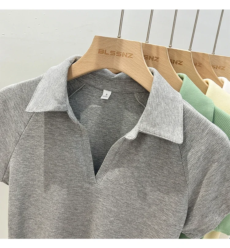 Nischen-Design Slim Fit Kurzarm Damen T-Shirt 2026 Sommer Neuheit V-Ausschnitt Poloshirt Einzigartiges Elegantes Top Koreanisches Einfarbiges Tee – Detail 25