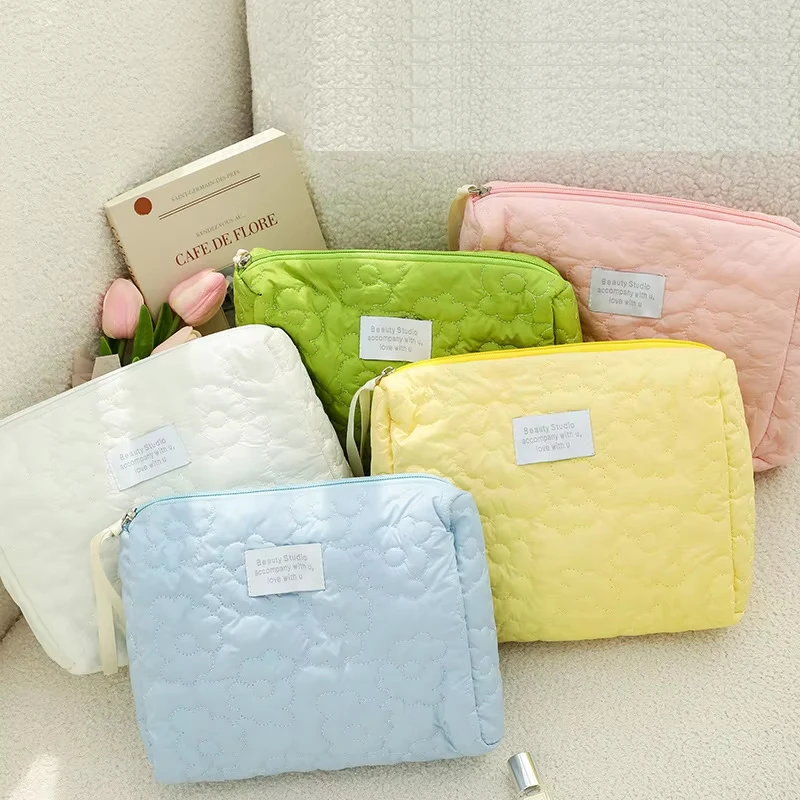 Large Capacity Cream Colored Quilted Cloud Makeup Bag, High Beauty Girl Heart Joins Hands to Take Makeup Storage Bag Wash Bag