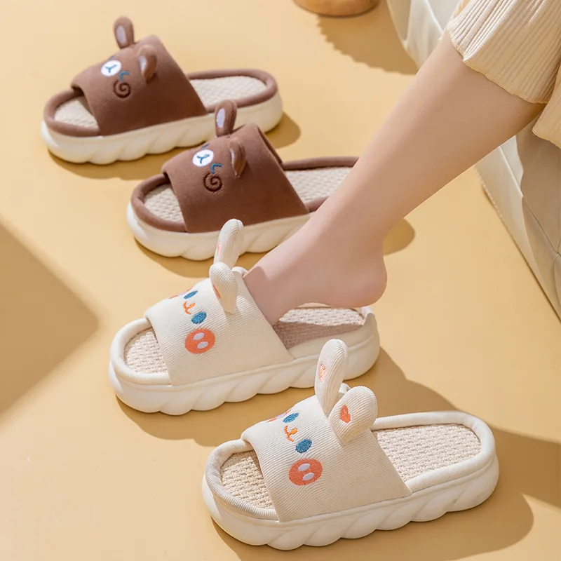 Zapatilla de lino para el hogar para mujer, chanclas con bonitos nubes de conejito, zapatos cómodos de diseño femenino, sandalias deslizantes con plataforma para las cuatro estaciones para parejas