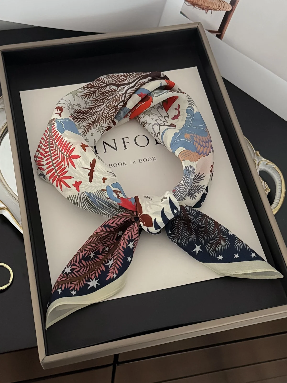 絶妙なシルクスクエアスカーフ-65cm-マルベリーシルク-森の幻想アニマルトーテム-高級ギフト-装飾-ユニセックス-春夏ファッション