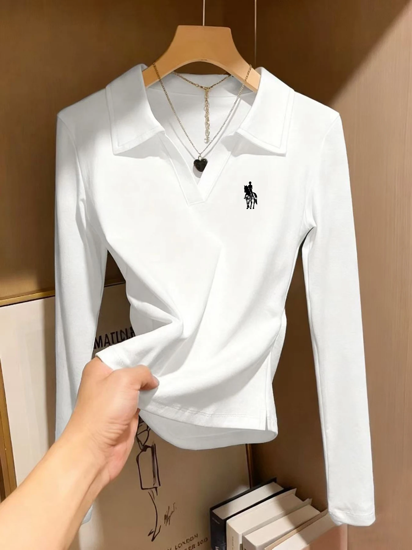 This Stunning Autumn/Winter Women's Slim-Fit Polo Shirt with Long Sleeves Is Both Simple and Stylish, Just What You Need.
