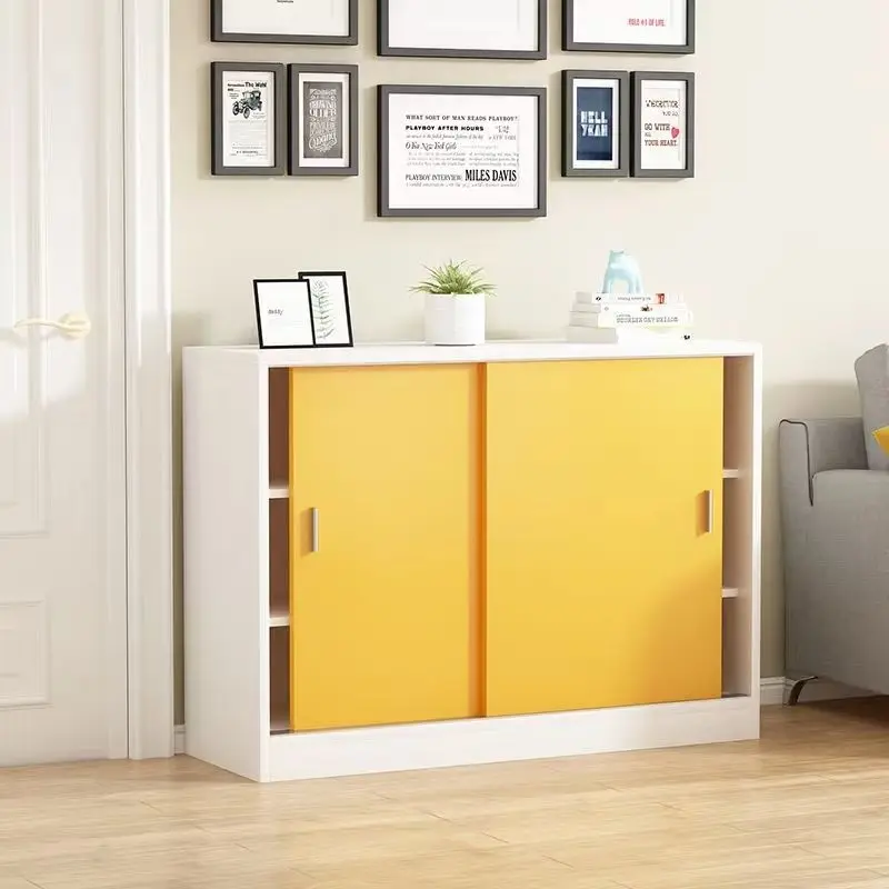 Mueble de balcón con puerta corredera, ventanal con protector solar, taquilla