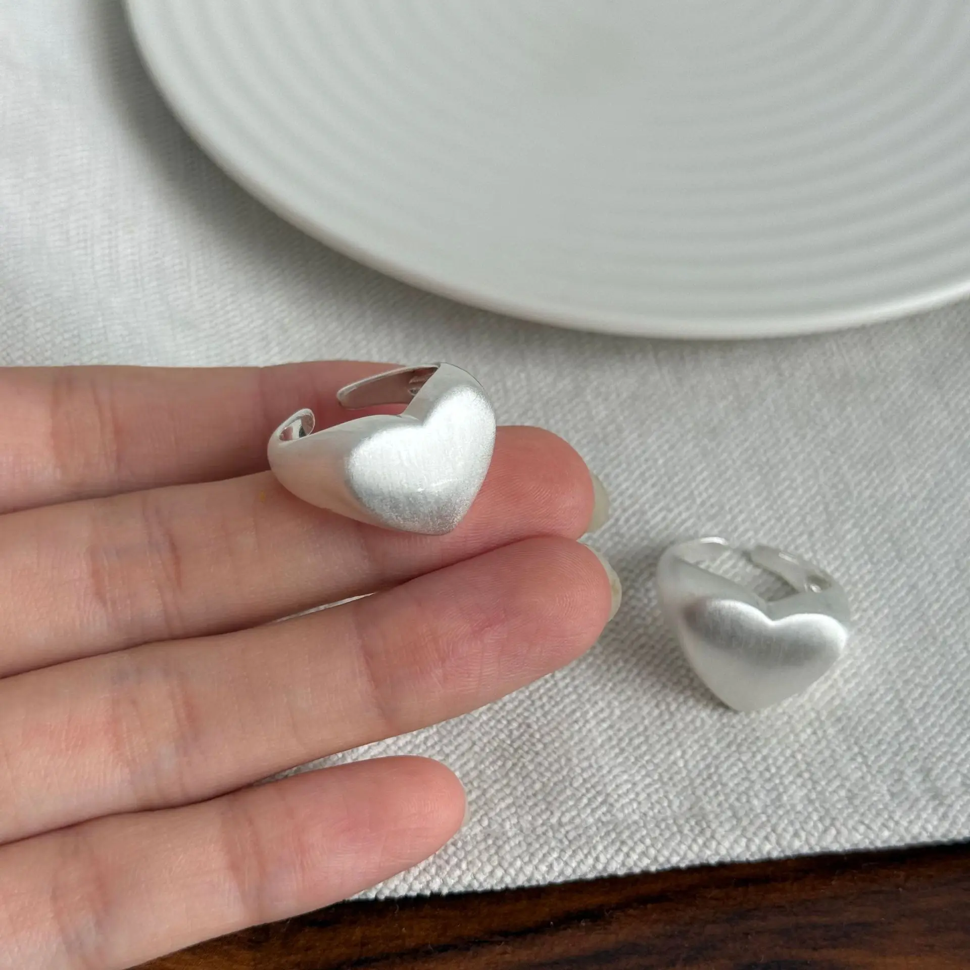 

Новое кольцо для женщин с эффектом отбеливания, ручной работы, в форме сердца, открытое, с геометрическим дизайном, для ношения на указательном пальце, с возможностью комбинирования