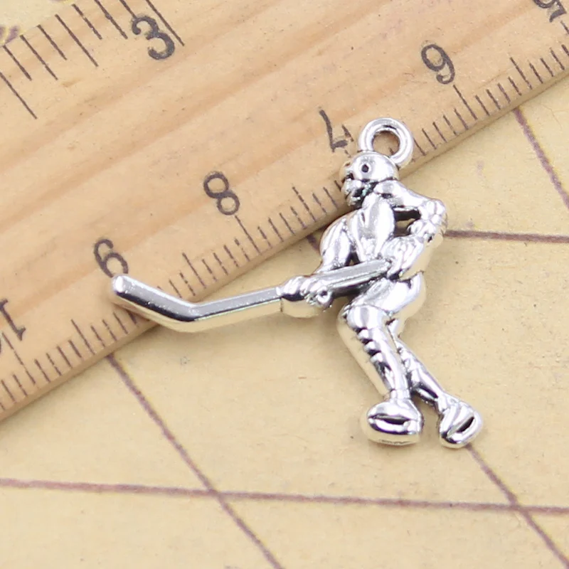 10 stücke Charms Hockeys pieler Sportler 27x26mm tibetische silberne Farbe Anhänger antiken Schmuck machen DIY handgemachtes Handwerk