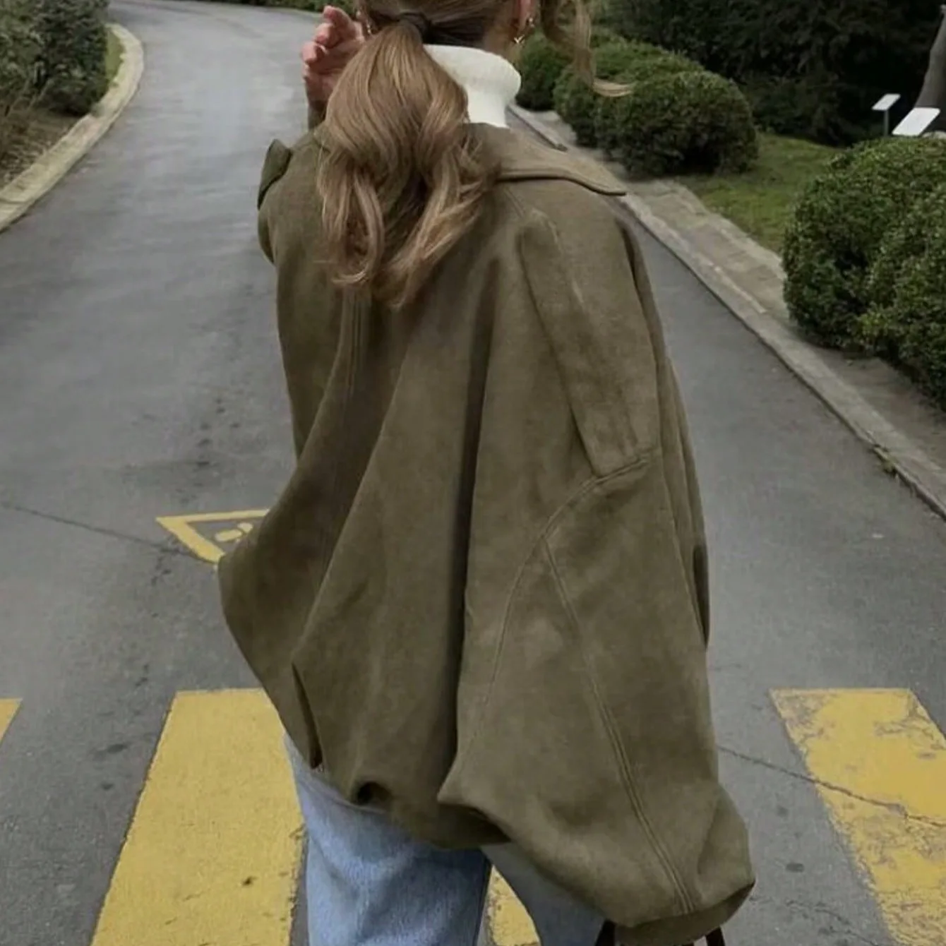 เสื้อโค้ทลำลองผู้หญิงสไตล์ Y2K แจ็คเก็ตสั้นหนังกลับซิป แขนทรงปีกค้างคาว แต่งผ้าต่อผ้า ปกพับได้ ทรงหลวม สตรีทแวร์ ฤดูใบไม้ร่วง 2025