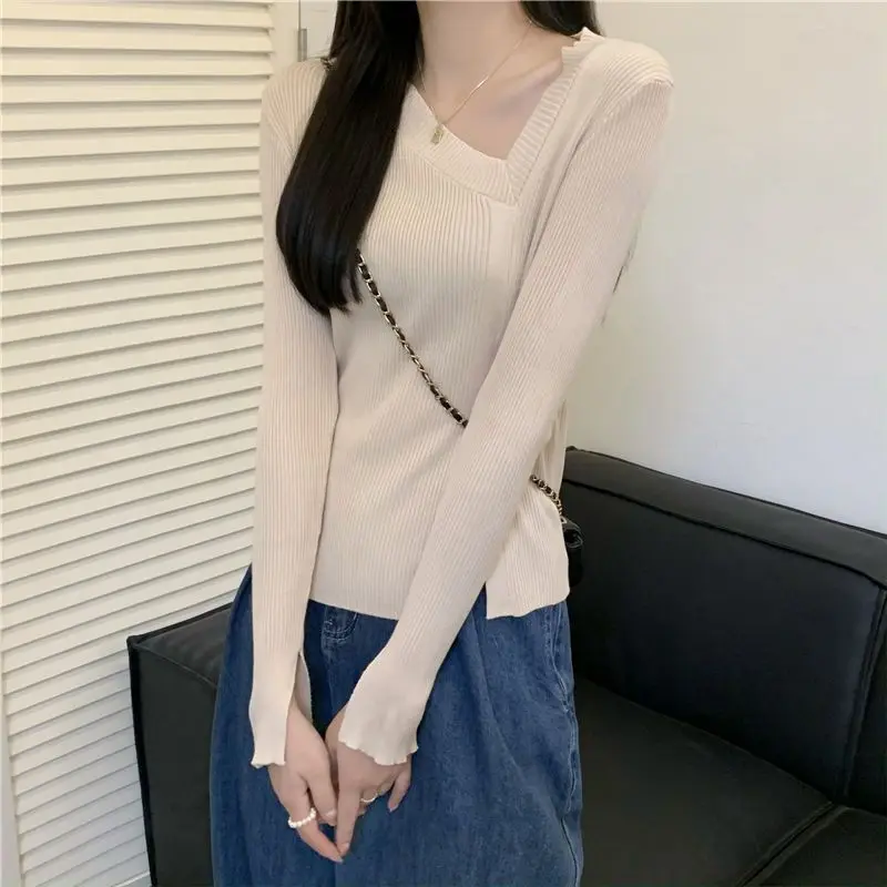 Sweet and Spicy Sexy Irregular Sloping Shoulder Collarbone Knitted Base Shirt for Women with Irregular Short Length Long Sleeved