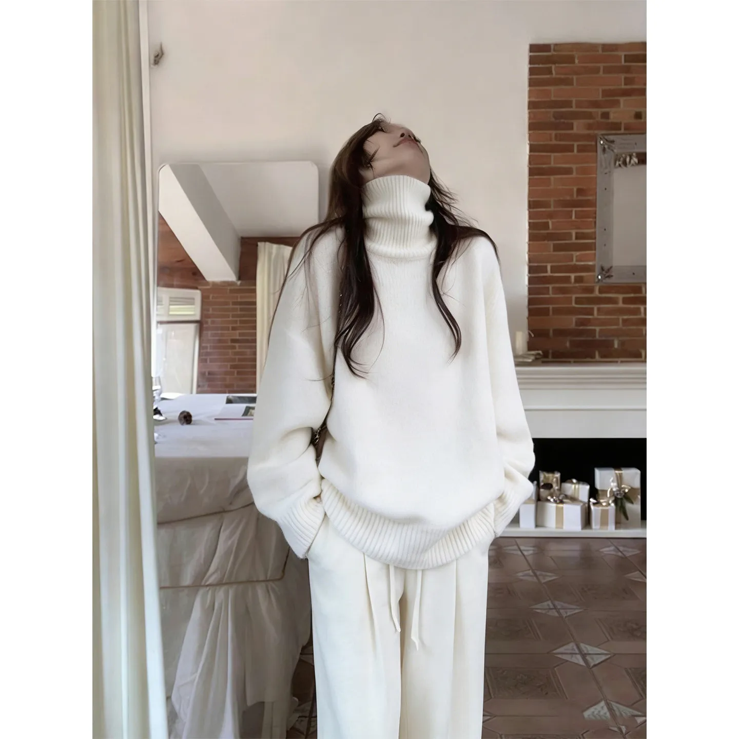 High-grade white pullover with soft waxy and slim cashmere knit top in turtle neck.